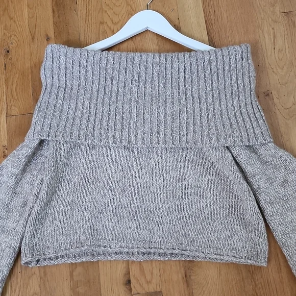 Aerie **2/$12**LIKE NEW off the shoulder Sweater Size XS - Picture 2 of 4
